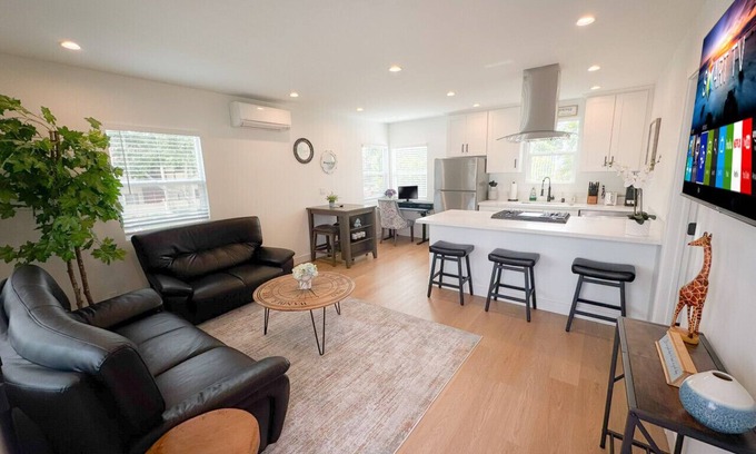 Burbank Apartment | Comfort and Style - Newer 1 Bedroom in Burbank, near Disney, Warner Bros & Hollywood Attractions!