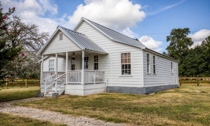 Round Top House | Comfort, Charm, & Countryside Bliss in Round Top!