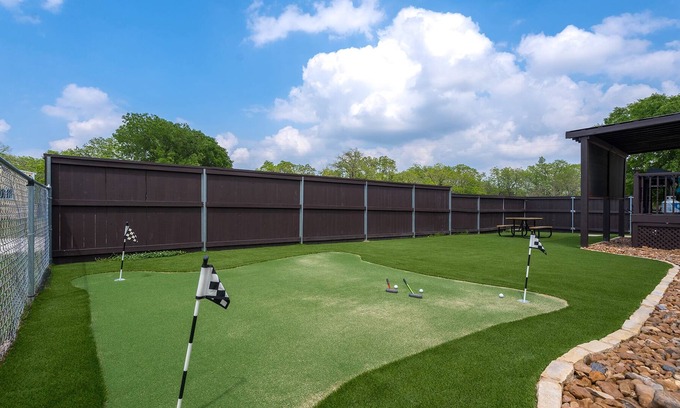 Comfort House | Comfort Charm|Mini Putting Green|Game Room|Grill