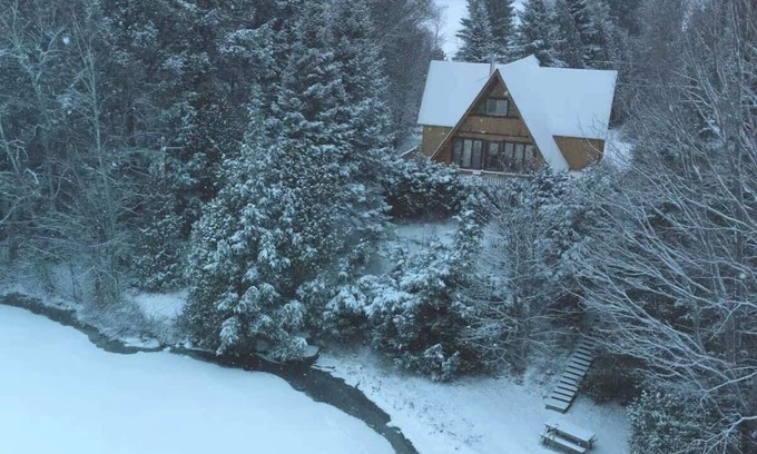 Saint-Aime-du-Lac-des-Iles Ski Chalet | Comfort & Lake Access | Au Pic du Lac