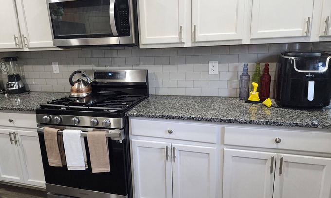 McDonough House | Comfort lodgings with peace of mind, many attractions and great place to stay