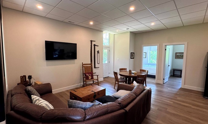 Burk's Falls Apartment | Comfort Stay–2B1B @ Burk’s Falls