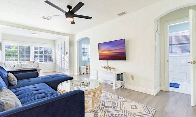Clearwater Apartment | Comfortable 2/1 Coastal Condo Close to Beach