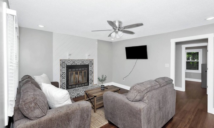Normal House | Comfortable 2/1 with A Dedicated Workspace
