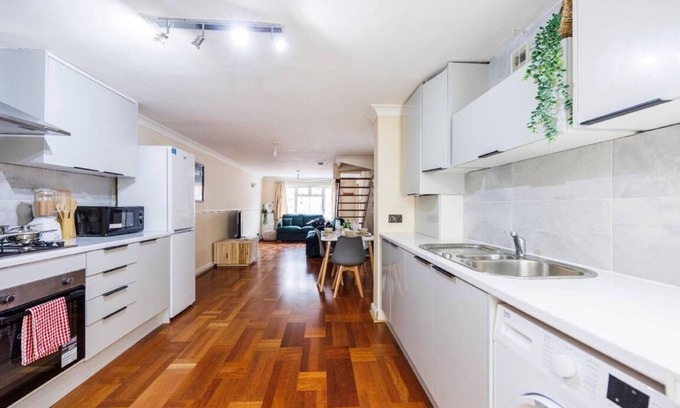 Glenmore Park Bed & Breakfast | Comfortable 2-bedroom house