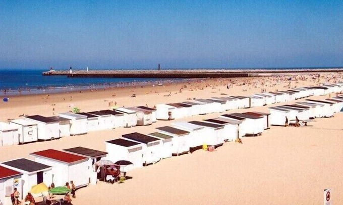 Calais Apartment | Comfortable 2-bedroom gîtes with private garage, close to all amenities and beach.