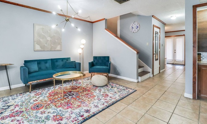 Lafayette House | Comfortable 2BR Townhouse w/2 master suites & courtyard oasis