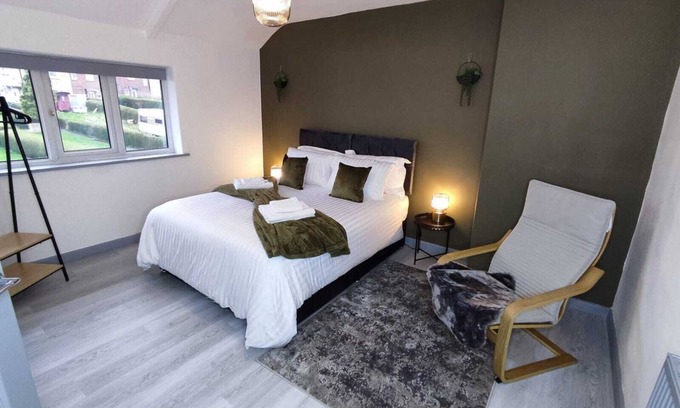 Chapeltown House | Comfortable 3-Bedroom Leeds Beach House - Ideal for Work Stays with Parking