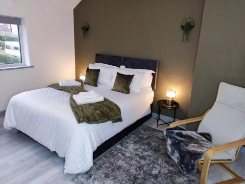 Chapeltown House | Comfortable 3 Bedrooms Leeds Beach House - Ideal for Family and Contractors - Free WIFI, Projector in bedroom and Free Parking for 2 cars