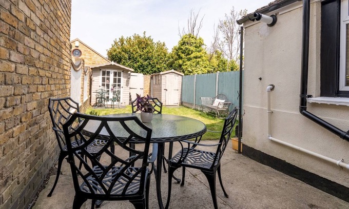 Southend-on-Sea House | Comfortable 3 bed near Southend | Pass the Keys