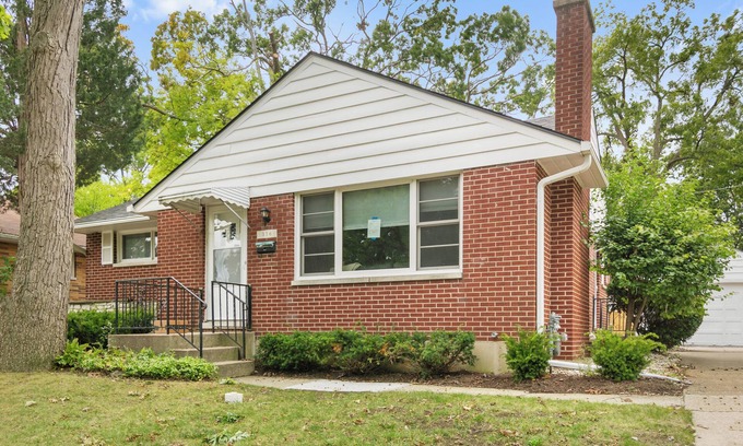 Waukegan House | Comfortable 5 bed Family Home w/Finished Basement and Fenced yard!