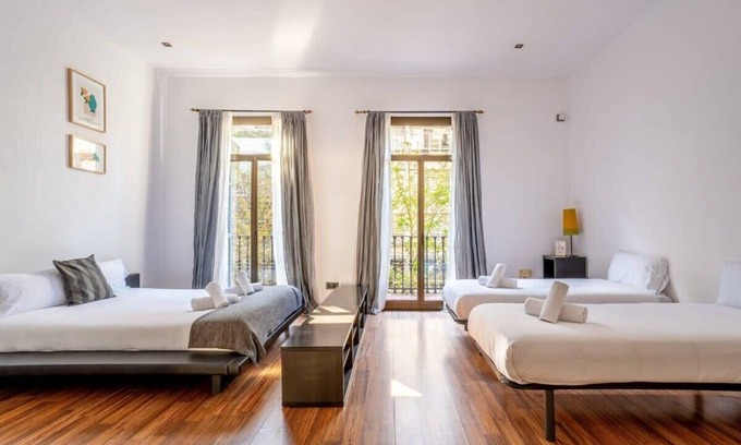 L'Antiga Esquerra de l'Eixample Apartment | Comfortable and huge 4BD - 2BTH Rambla Catalunya