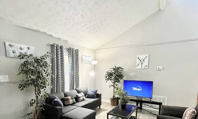 Athens House | Comfortable and Spacious with King and Queen Beds