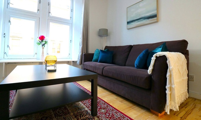 Kelvinbridge Apartment | Comfortable Apartment in lively West End