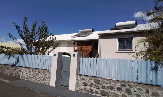 La Possession House | Comfortable apartment with terrace and direct pool access