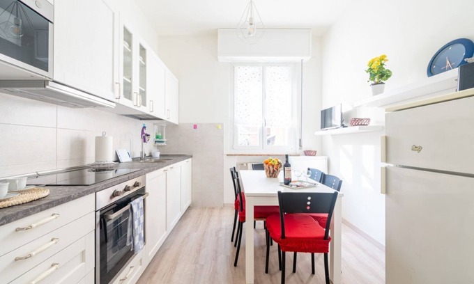 Pablo Apartment | Comfortable apartment located on the mezzanine floor of a building, with five floors in total, from the 70s. There are steps to access it (NO lift).In 85 m2 of space it accommodates 5 guests.We are in a very lively neighborhood, where the city market tak