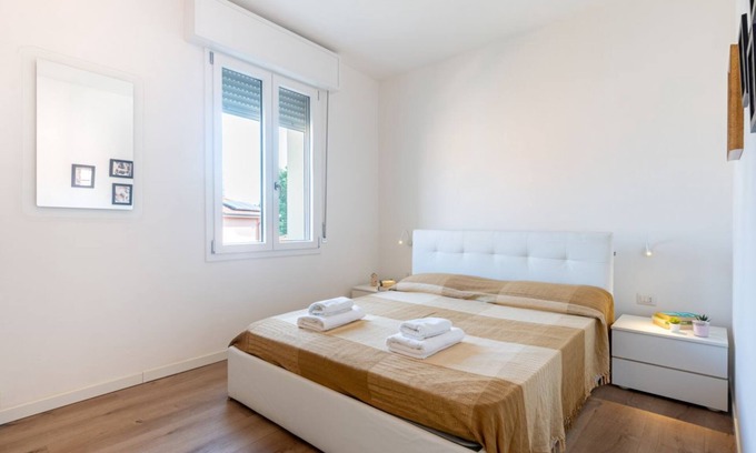 Parma Apartment | Comfortable apartment located on the third floor, of four in total, of a renovated 1970s building NOT equipped with a lift.In 50 m2 of space it accommodates 4 people with a double bedroom and a queen-size sofa bed in the living room.It is located within
