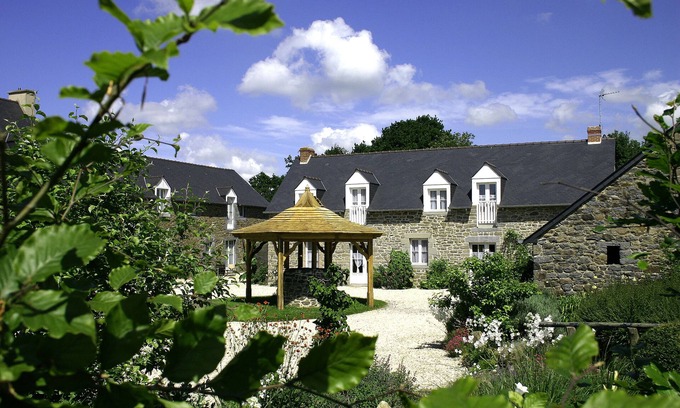 Miniac-Morvan Cottage | comfortable cottage, quiet, with sauna, gardens, near Saint-Malo and Rance