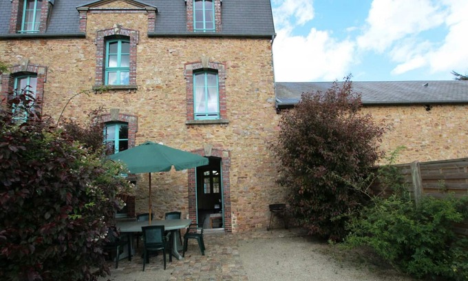 Periers Cottage | Comfortable cottage in former stud with Wifi and pets allowed