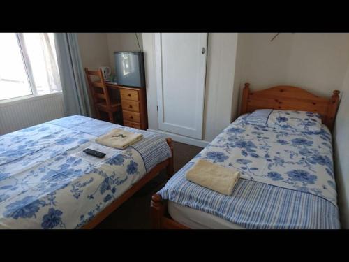Harlington House | Comfortable Family room with Tv, Free Fast Wifi, Sleeps 3