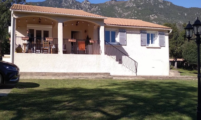 Santa-Maria-Poggio Villa | Comfortable detached house close to the beach with quiet garden
