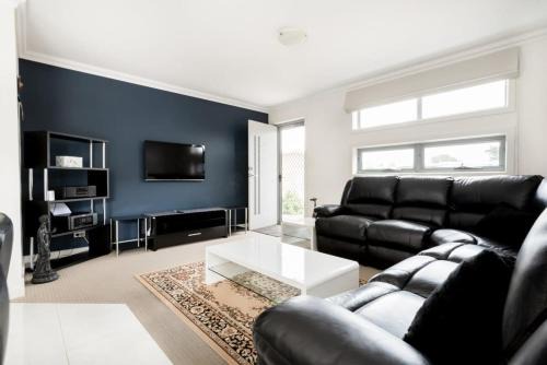 Newnham House | Comfortable Home 10 Minutes from Town - Wifi and Garage