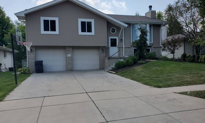 Lincoln House | Comfortable home in SW Lincoln. Close to downtown! Self Check In, sleeps 8
