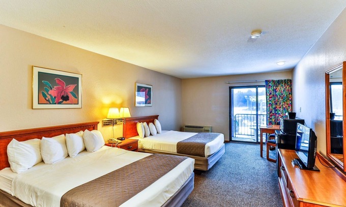 Wisconsin Dells Hotel | Comfortable Hotel Room @ Polynesian Hotel