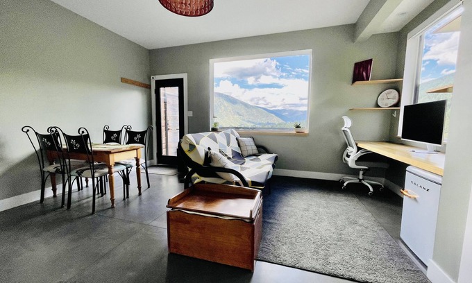 Nelson House | Comfortable lodging close to Whitewater & town