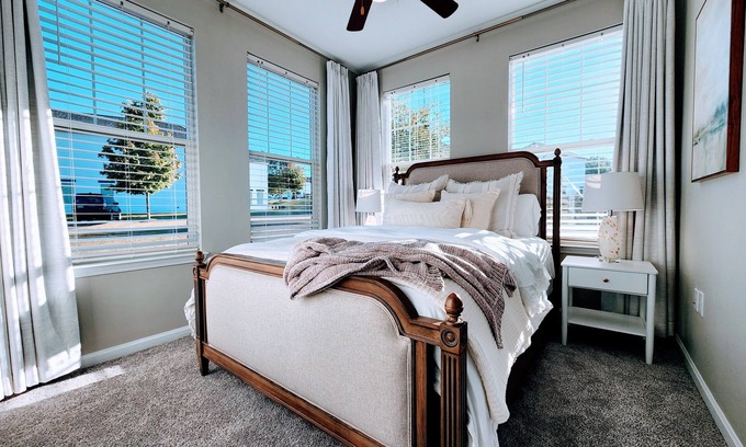 Oxford House | Comfortable Luxury~2 miles from Square! Close to MTrade! Fall Season Open Now!
