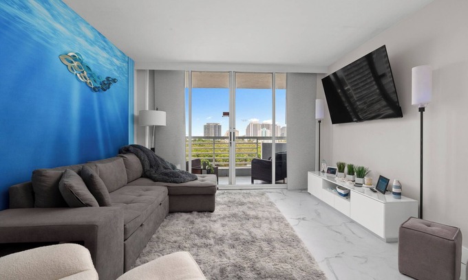 Lake Ridge Condo | Comfortable Modern 1 BR Suite Overlooking Intercoastal