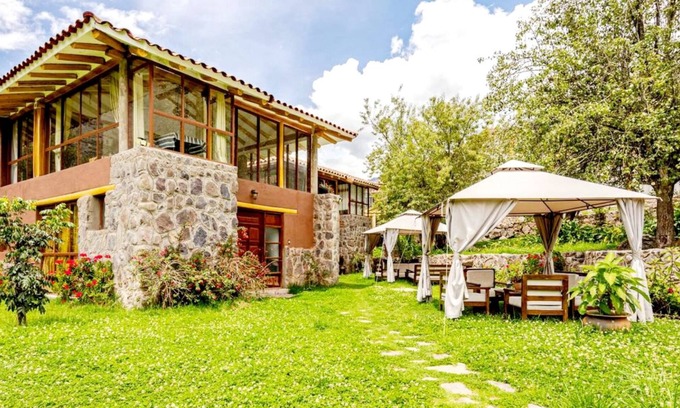 Calca House | Comfortable modern house with large garden, stunning mountain views.