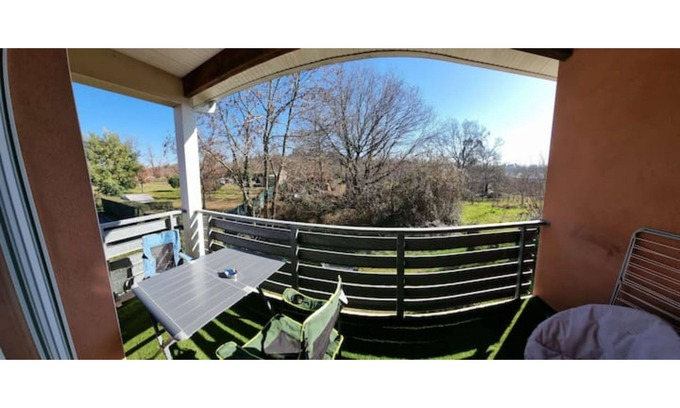 Etauliers Apartment | Comfortable self-catering 2-bedroom apartment rated 3 stars.