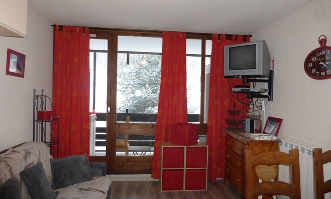 Enchastrayes Apartment | Comfortable studio for 4 with balcony and parking in Sauze