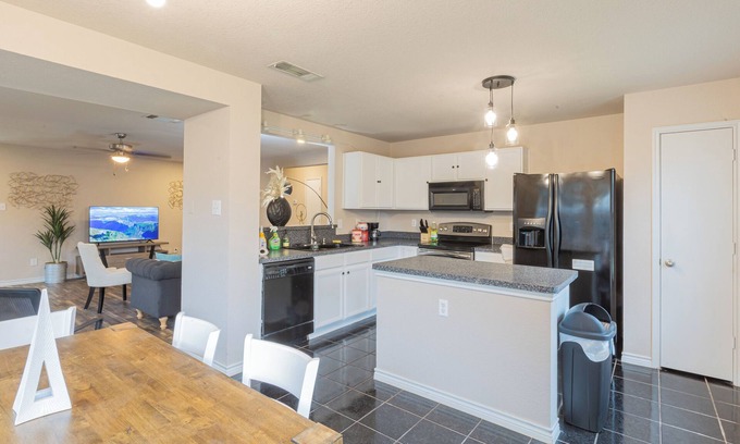 Grand Prairie House | Comfy 4br2ba in Ideal Location. Perfect for Extended Stay