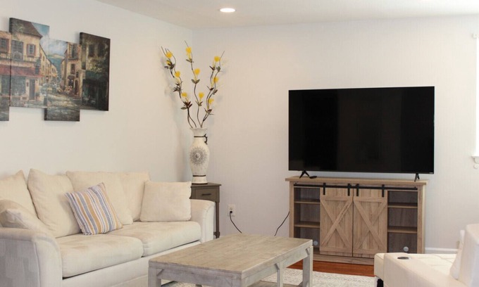 Arlington Apartment | Comfy and Cozy -Minutes from DC!