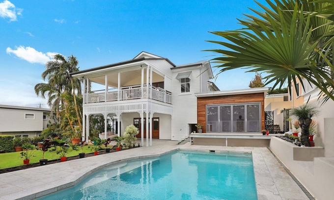 East San Mateo House | Comfy beds in a central location