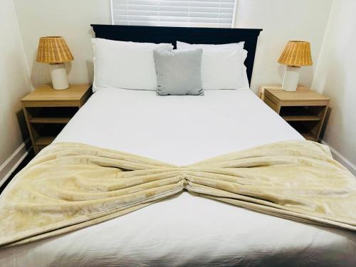 Riverside House | Comfy beds Wifi Bars Cafes Food in Riverside