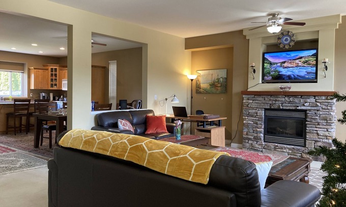 Maple Ridge House | ❤ Comfy, bright, spacious home ✔ Long stays