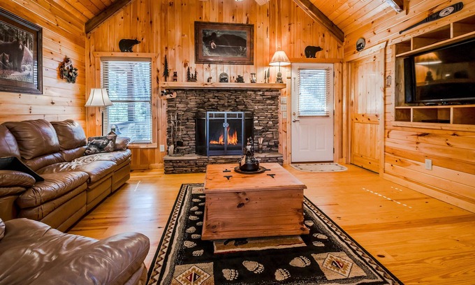 Sautee Nacoochee Cabin | Comfy Cabin w/6 BRs! HOT TUB, FIREPLACE, GAME ROOM, WIFI! Only 8 mins to Helen!