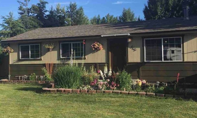 Columbia Falls House | Comfy Country home with hot tub, bbq & firepitn15 Min-Glaciern15 Min-WF Snow Bus