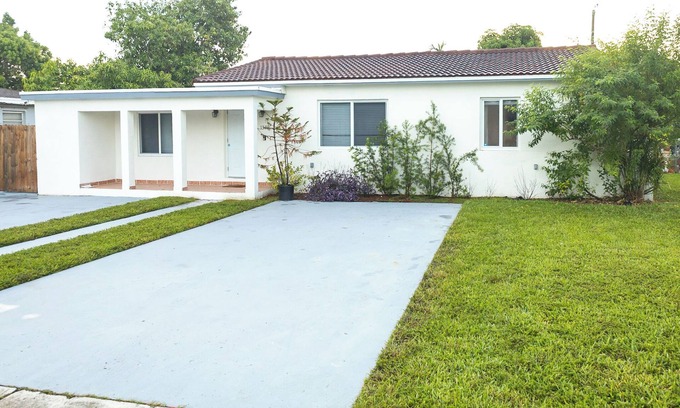 Coral Terrace House | COMFY HOME in suburban neighborhood off US-41 (Calle Ocho)
