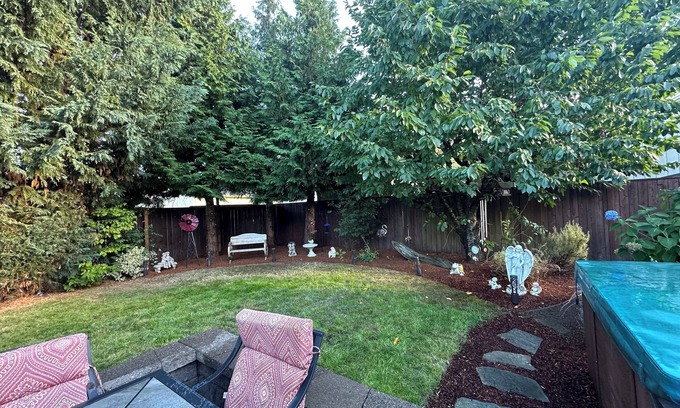 Carlton House | Comfy Home in the heart of wine country. Walk to wine tasting, Pet Friendly.