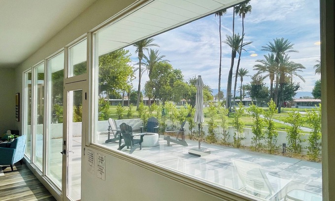 Indian Wells House | Comfy mid-century modern single level home bathed in morning sunlight