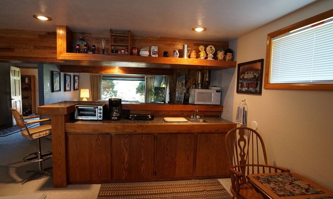Ridglea Hills Apartment | Comfy & Quiet Hobbit Hole Pet okay