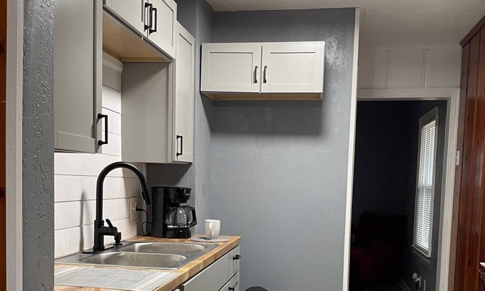Ward Parkway Cottage | Comfy Renovated Waldo Getaway, Walkable, Convenient