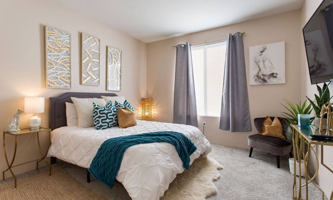 Glendale Apartment | Comfy SANCTUARY- LAX Airport/SOFI Stadium/3 HOT TUBS/2 POOLS