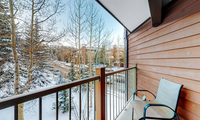 Historic District Condo | Comfy Ski-In Condo w/Shared Hot Tub & Gas Fireplace - Close to the Mountain
