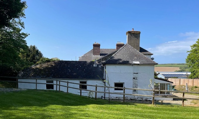 Cardigan Cottage | Comfy, Traditional Coastal Cottage with Huge Garden. Sandy Beaches nearby Slps 8