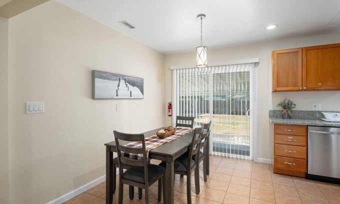 Raisin House | Comfy, Upgraded 3B/1Bth w Great Access to Airport